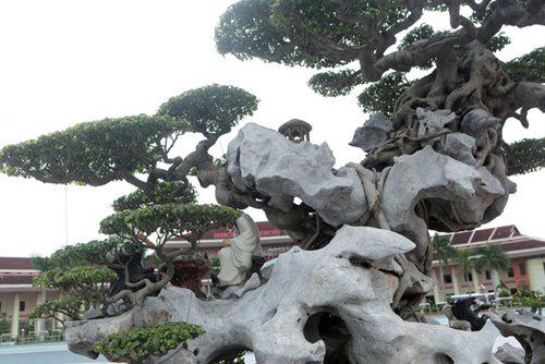 Khối đá trước khi được sử dụng, nghệ nhân phải dùng axit tẩy lớp vỏ bên ngoài, sau đó đưa xuống bùn ao ngâm hơn một năm. Cuối cùng dùng khoai tây nghiền nát trộn với mỡ lợn trát lên đá để tạo màu và khử âm khí.