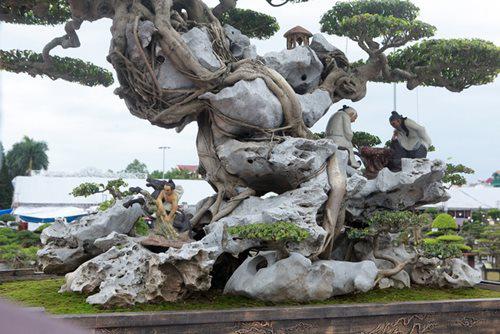 Theo chủ nhân cũ của sanh cổ "Phù Đổng Thiên Vương", cây được ký lên một khối đá nguyên khối khai thác từ rừng Cúc Phương (Ninh Bình). 