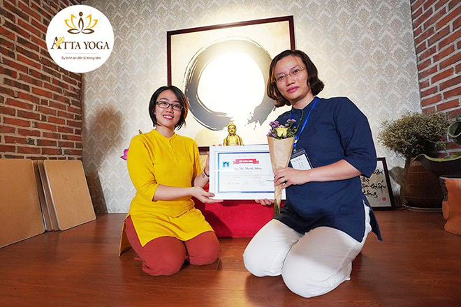 Để trở thành huấn luyện viên yoga bạn cần được cấp chứng chỉ đã qua đào tạo