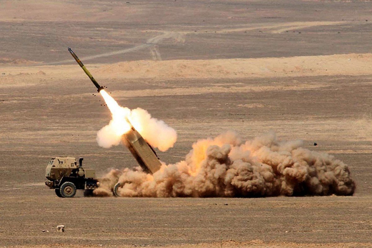 Pháo phản lực HIMARS vừa có thể vừa phóng rocket, vừa phóng tên lửa chiến thuật.