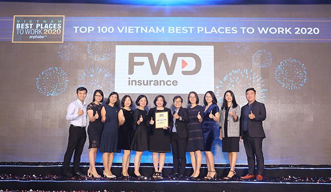 Bà Nguyễn Kim Mai Thư - Phó tổng giám đốc phát triển nguồn nhân lực FWD Việt Nam (giữa) đại diện FWD lần thứ 3 liên tiếp nhận giải thưởng Top 100 nơi làm việc tốt nhất Việt Nam