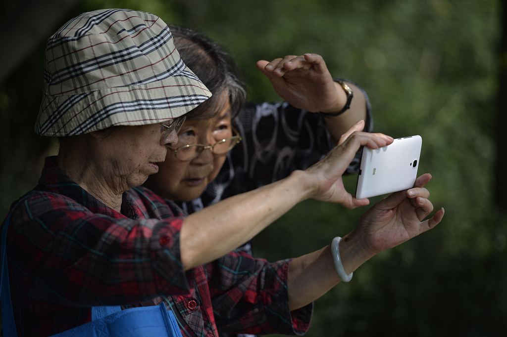 Người trung niên, cao tuổi ở Trung Quốc thích lên mạng xã hội hơn cả giới trẻ (ảnh: CGTN)