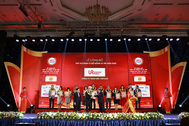 Ông Laurent Levan, Chủ tịch &amp; Tổng Giám đốc URC Việt Nam nhận cúp và danh hiệu Top 10 Công ty đồ uống uy tín 2020