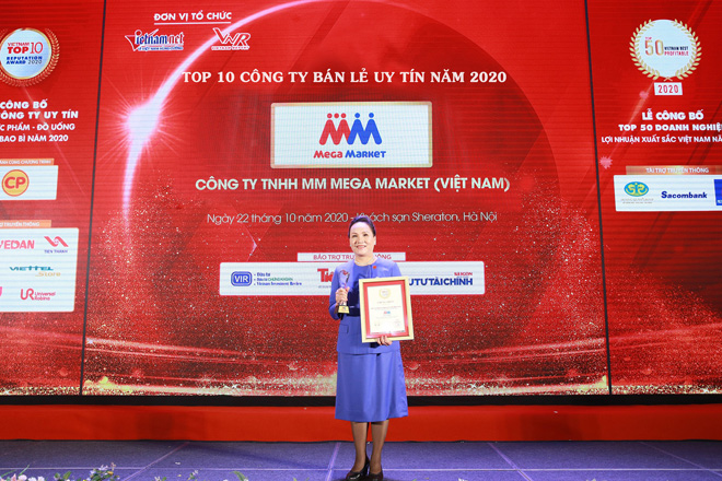 Bà Trần Kim Nga, Giám đốc đối ngoại MM Mega Market Việt Nam nhận giải thưởng