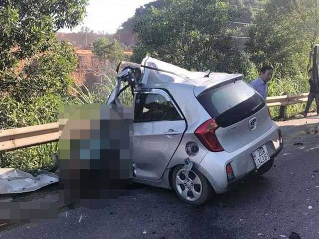 Tin tức trong ngày - Ô tô va chạm kinh hoàng với xe tải, 1 người tử vong