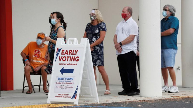 Người dân Mỹ xếp hàng chờ vào bỏ phiếu. Ảnh: REUTERS/RT