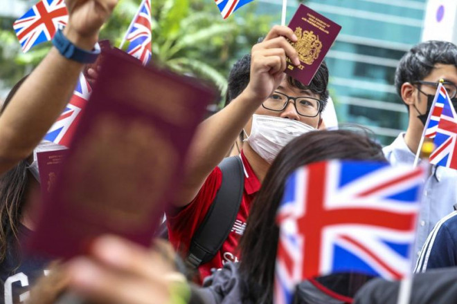 Anh thông báo loại thị thực đặc biệt giúp những người Hong Kong sở hữu hộ chiếu BNO có thể trở thành công dân Anh.&nbsp;Ảnh: NORA TAM