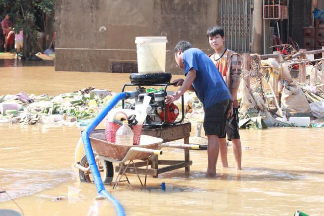 Sách vở bị lũ cuốn trôi, học sinh rốn lũ Quảng Bình khó khăn trước ngày trở lại trường - 2