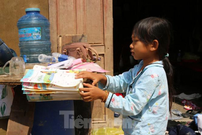 Sách vở bị lũ cuốn trôi, học sinh rốn lũ Quảng Bình khó khăn trước ngày trở lại trường - 6