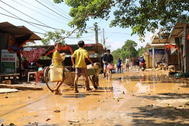 Sách vở bị lũ cuốn trôi, học sinh rốn lũ Quảng Bình khó khăn trước ngày trở lại trường - 4