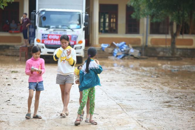 Sách vở bị lũ cuốn trôi, học sinh rốn lũ Quảng Bình khó khăn trước ngày trở lại trường - 8