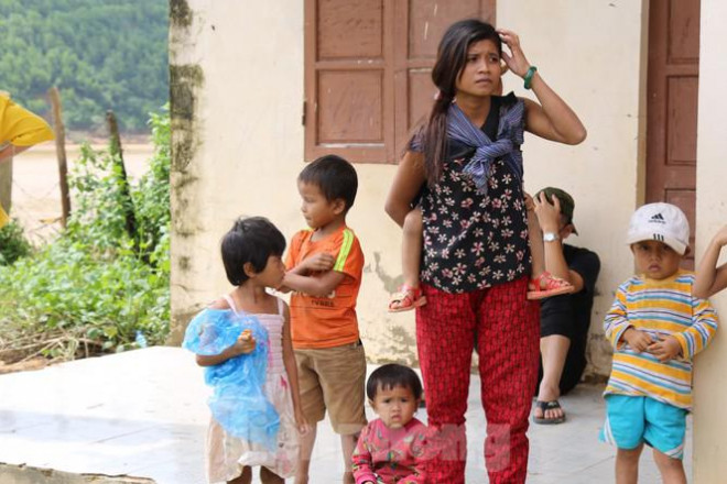 Sách vở bị lũ cuốn trôi, học sinh rốn lũ Quảng Bình khó khăn trước ngày trở lại trường - 9