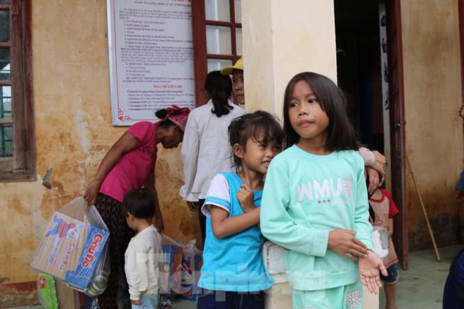 Sách vở bị lũ cuốn trôi, học sinh rốn lũ Quảng Bình khó khăn trước ngày trở lại trường - 10