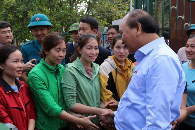 Thủ tướng Chính phủ Nguyễn Xuân Phúc thăm hỏi, động viên giáo viên cố gắng khắc phục hậu quả do mưa lũ.