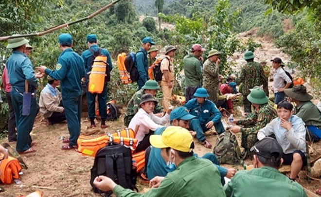 Lực lượng chức năng đã tìm thấy toàn bộ 4 thi thể vụ sạt lở núi vùi lán phu trầm Quảng Bình.