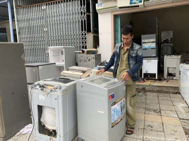 Tin tức trong ngày - "Máy giặt, tủ lạnh bị lũ ngâm, bà con để tui sấy sửa miễn phí cho"