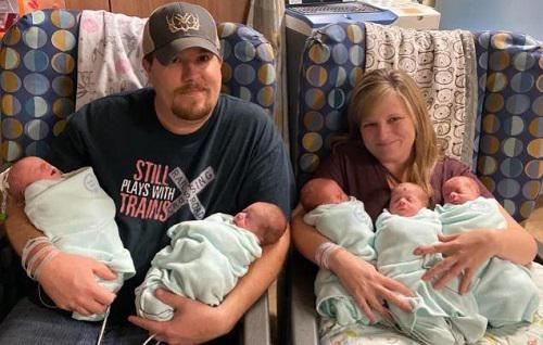 Vợ chồng&nbsp;Megan Hulen và Joshua cùng 5 đứa trẻ mới ra đời của mình. Ảnh: 163