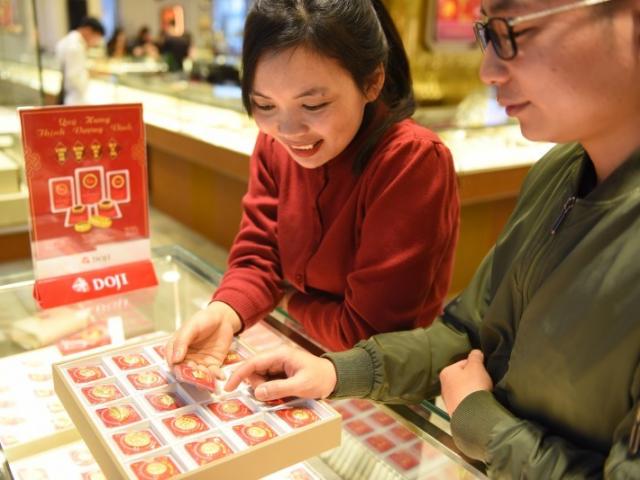 Kinh doanh - Giá vàng hôm nay 24/10: Lao dốc cuối tuần, dân buôn "nín thở" trước cuộc bầu cử Tổng thống Mỹ