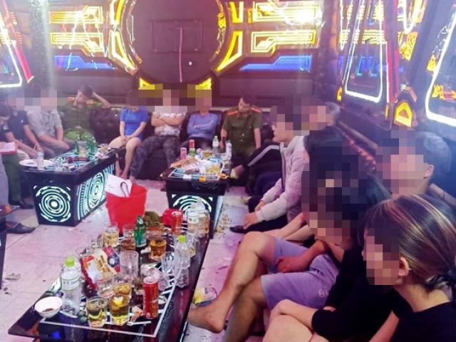 Pháp luật - 10 đối tượng dương tính với ma túy tại phòng hát karaoke của khách sạn