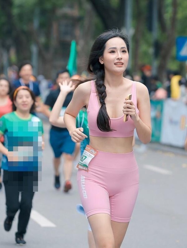 Mới đây, những hình ảnh Hoa hậu Mai Phương Thuý tham gia một giải chạy marathon đã trở thành chủ đề bàn tán trên mạng.
