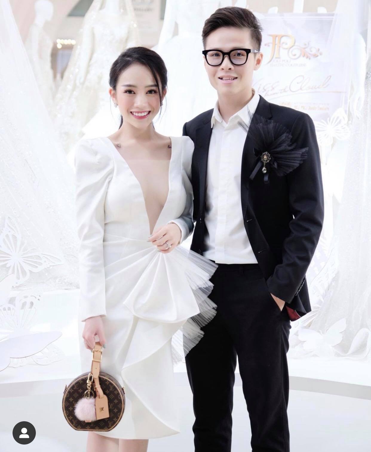 Joyce Phạm ngày càng xinh đẹp quyến rũ hơn sau sinh. Cô nhanh chóng lấy lại vóc dáng và lên đồ gợi cảm, trưởng thành mỗi lần xuất hiện trước đám đông. Dù mới 21 tuổi nhưng ái nữ nhà đại gia Minh Nhựa đã có bước chuyển mình rõ rệt trong phong cách thời trang. Điều này&nbsp;được cô thể hiện rõ nét qua cách lựa chọn trang phục.