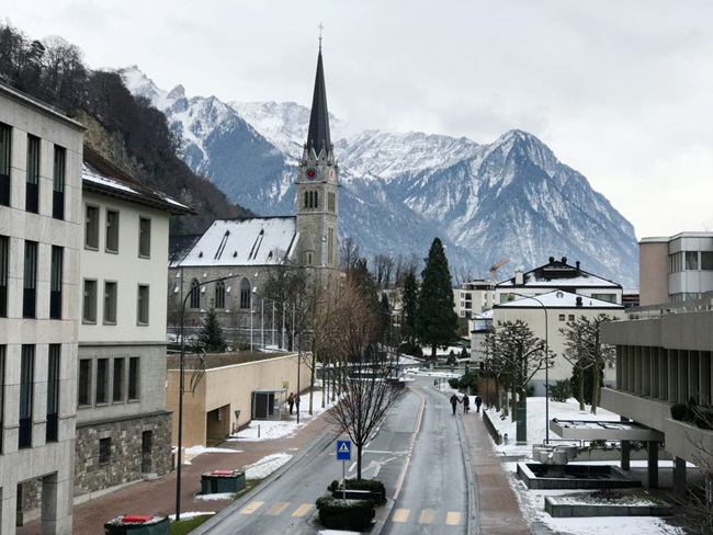 Liechtenstein chỉ rộng 160km2, nhỏ bằng 1/8 thành phố Los Angeles (Mỹ). Nước này&nbsp;nằm giữa Thụy Sỹ và Áo với dân số khoảng 38.000 người
