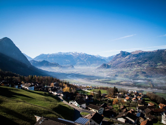Giàu có như vậy nhưng nước này không có sân bay mà sân bay gần nhất ở Zurich (Thụy Sĩ) cách thủ đô của Liechtenstein khoảng 1,5 tiếng.&nbsp;
