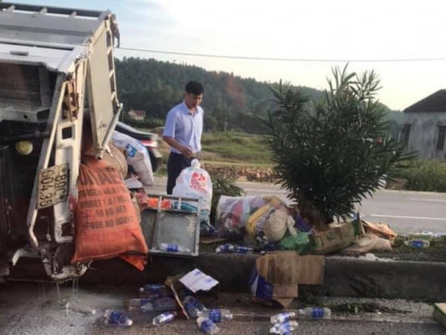 Tin tức trong ngày - Giả mạo vợ tài xế của xe cứu trợ bị tai nạn để lừa tiền