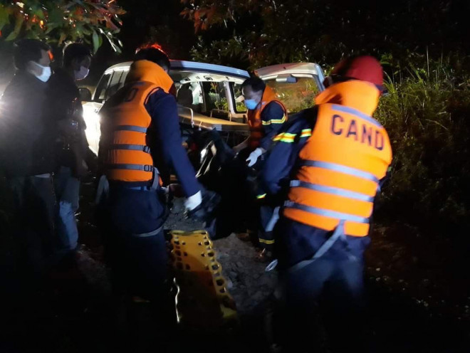 Lực lượng cứu hộ xuyên đêm đưa thi thể nạn nhân thứ 5 rời khỏi hiện trường