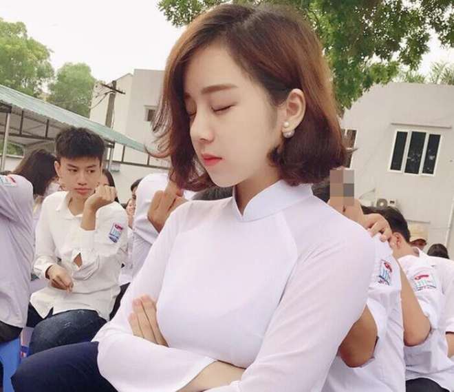 Cách đây&nbsp;3 năm, Nguyễn Thủy Tiên, sinh năm 2000 từng nổi đình đám trên mạng xã hội bởi bức ảnh chợp mắt giữa sân trường. Gương mặt bầu bĩnh, đôi môi hồng chúm chím của cô nữ sinh khiến dân tình trầm trồ đặt cho biệt danh "hot girl ngủ gật".