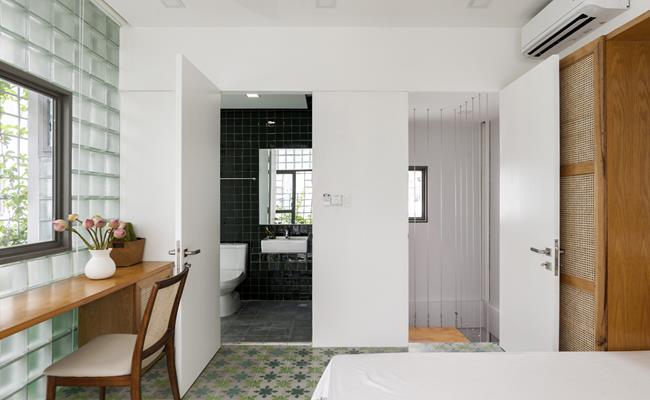 Phòng tắm có thiết kế tối giản. Nhờ bức tường gạch kính, không gian trở nên khác lạ và đặc biệt - tràn ngập ảnh sáng tự nhiên nhưng vẫn đảm bảo sự riêng tư cần thiết.
