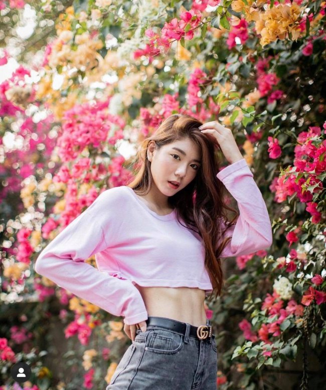 Thời trang trẻ trung, gương mặt tươi sáng khiến cô luôn bị hiểu lầm là học sinh trung học.
