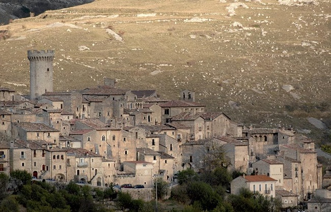 Ngôi làng có tên là Santo Stefano di Sessanio ở Italia. Đây là ngôi làng có từ thời trung cổ. Điều mà mọi người thắc mắc là không biết vì lý do gì nếu chuyển đến sống được nhận số tiền lớn như vậy.
