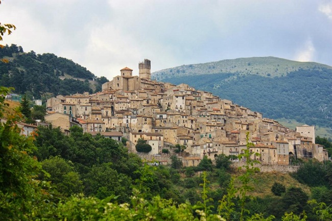 Khung cảnh ngôi làng Santo Stefano di Sessanio nhìn từ xa với nhiều công trình cổ kính. 
