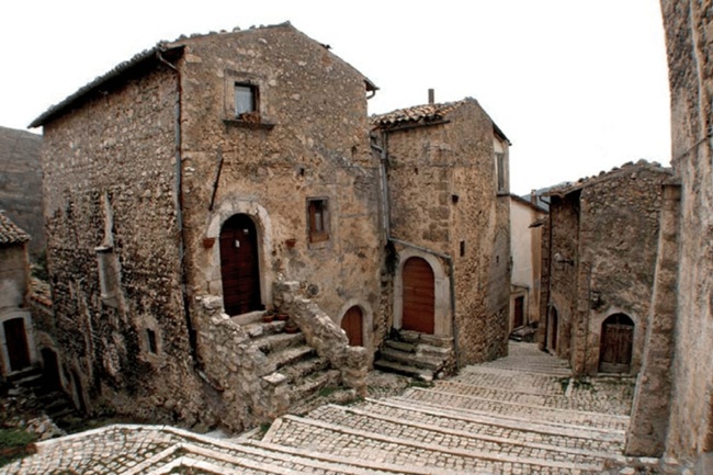 Nhiều ngôi làng ở Italia lâm vào cảnh dân số giảm sút đã phải dùng nhiều cách khác nhau để có thể hút mọi người đến sinh sống như bán nhà với giá 1 Euro, cung cấp nhà ở miễn phí, tặng tiền...
