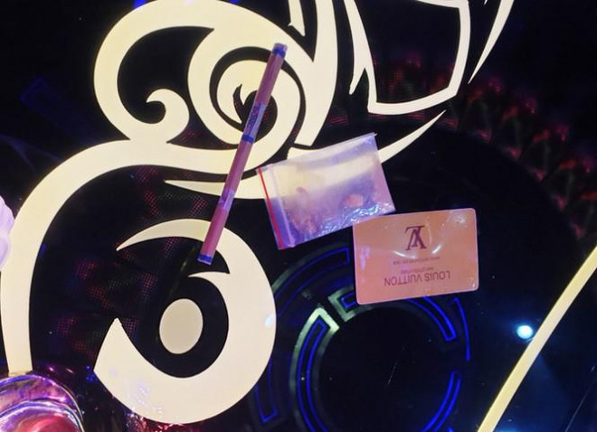 Ma túy và dụng cụ sử dụng ma túy tại quán karaoke bị thu giữ.