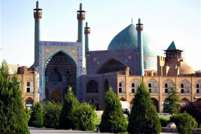 Đền thờ Hồi giáo Masjed-e Shah nổi tiếng thế giới với những mái vòm xanh.