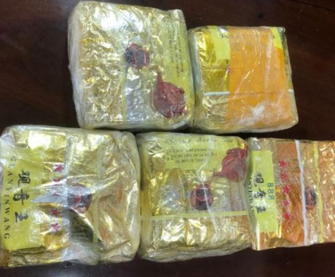 Tang vật là năm gói ma túy đá thu giữ của Tu Lỳ. Ảnh: ĐL