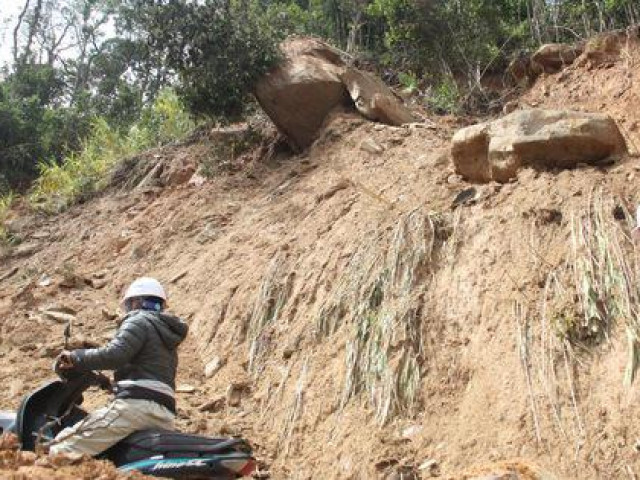 Tin tức trong ngày - Người dân nín thở đi dưới khối đá 30 tấn "lộ" ra sau mưa lũ