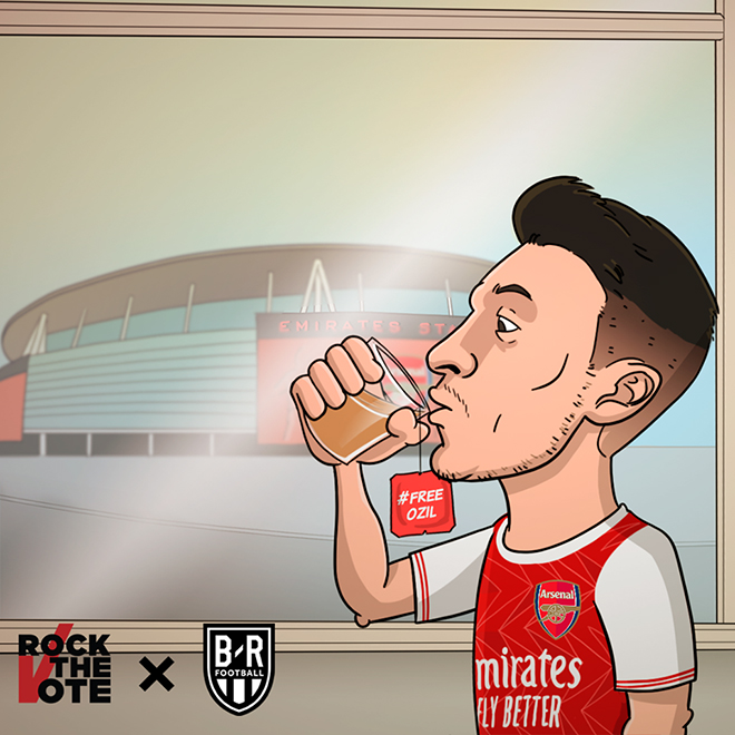 Ozil thảnh thơi uống trà trong khi Arsenal thua muối mặt.