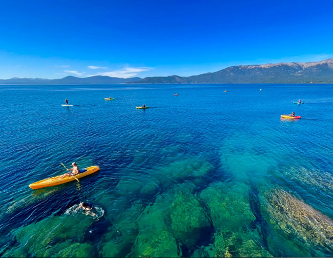 Chèo thuyền kayak trên làn nước trong xanh như pha lê của Hồ Tahoe ngoài khơi Cảng Sand.
