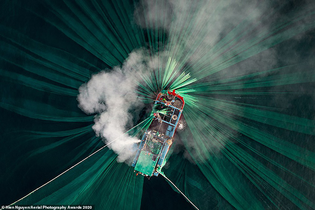 Nhiếp ảnh gia Việt Nam Thiên Nguyễn được vinh danh là Nhiếp ảnh gia trên không của năm 2020 ở hạng mục Con người với bức ảnh khói bốc ra từ động cơ của một chiếc thuyền đánh bắt cá cơm trên bờ biển Phú Yên. 
