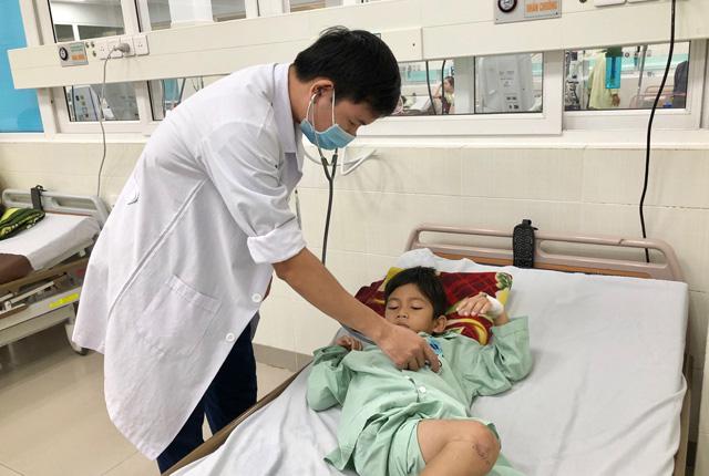 Một trường hợp bệnh nhi bị rắn lục đuôi đỏ cắn đang được chăm sóc tại cơ sở y tế tỉnh Quảng Ngãi.