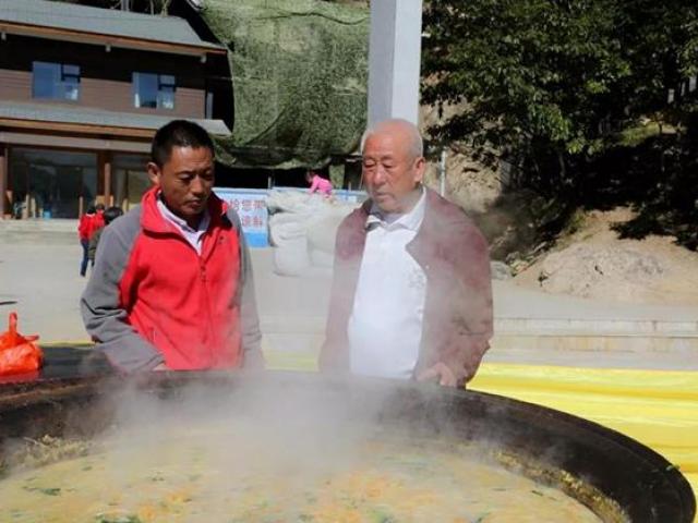 Thị trường - Tiêu dùng - Lạ lùng buffet giá 3.000 đồng, tưởng toàn rau ai dè đủ món ngon