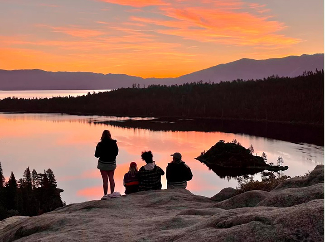 Bình minh tại Vịnh Emerald trên Hồ Tahoe, được chụp bởi iPhone 12 Pro bằng ống kính tele lúc 7:07.
