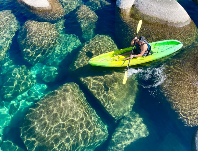 Nước biển trong xanh màu ngọc lục bảo tại khu vực Sand Harbour trên bờ biển phía đông của Hồ Tahoe ở Nevada, được chụp bởi iPhone 12 Pro với ống kính rộng f / 1.6 (26mm) mới.
