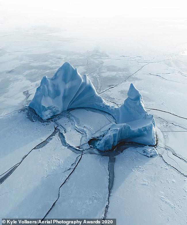 Hình ảnh đáng kinh ngạc về một tảng băng trôi dạt vào bờ biển Qeqertarsuaq, Greenland của nhiếp ảnh gia người Anh Kyle Vollaers đã giành được giải nhất trong hạng mục Cảnh quan dưới nước. 
