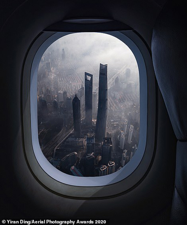 Giành giải nhất trong hạng mục Du lịch là bức ảnh chụp Thượng Hải qua cửa sổ máy bay của nhiếp ảnh gia Trung Quốc Yiran Ding.
