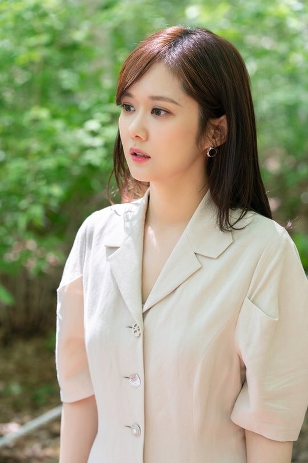 Jang Nara khiến dân tình xuýt xoa vì vẻ đẹp thiếu nữ ngây thơ ở tuổi U40 - 1