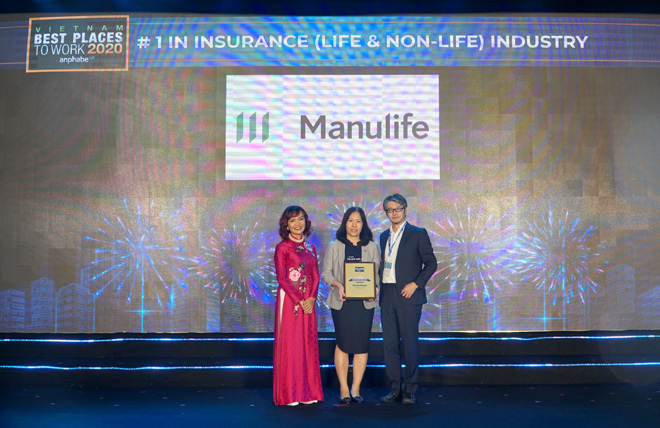 Đại diện Manulife Việt Nam (giữa) nhận danh hiệu Nơi Làm Việc Tốt Nhất Việt Nam trong ngành bảo hiểm từ Anphabe.